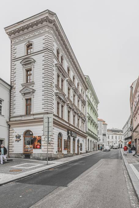 Carolina'S Yoga Apartment Hradec Kralove Exterior photo